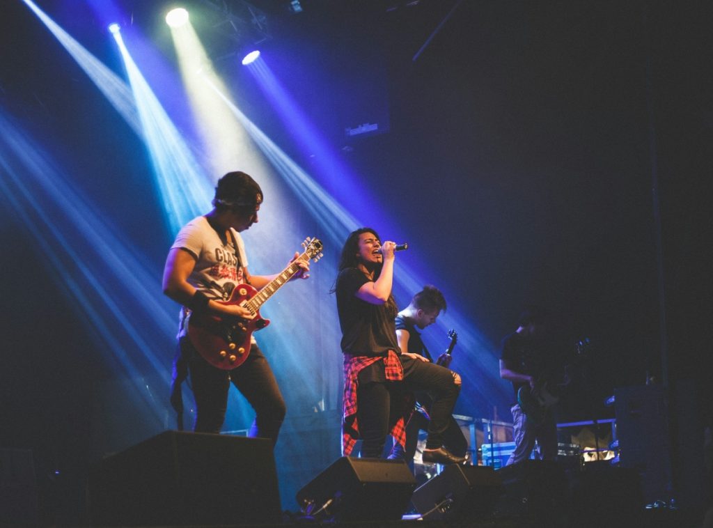 Band spielt auf der Bühne