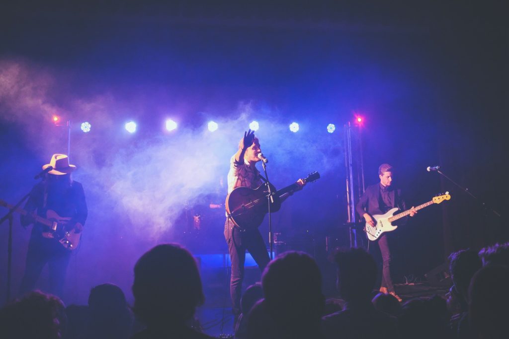 Band auf einer Bühne mit Licht